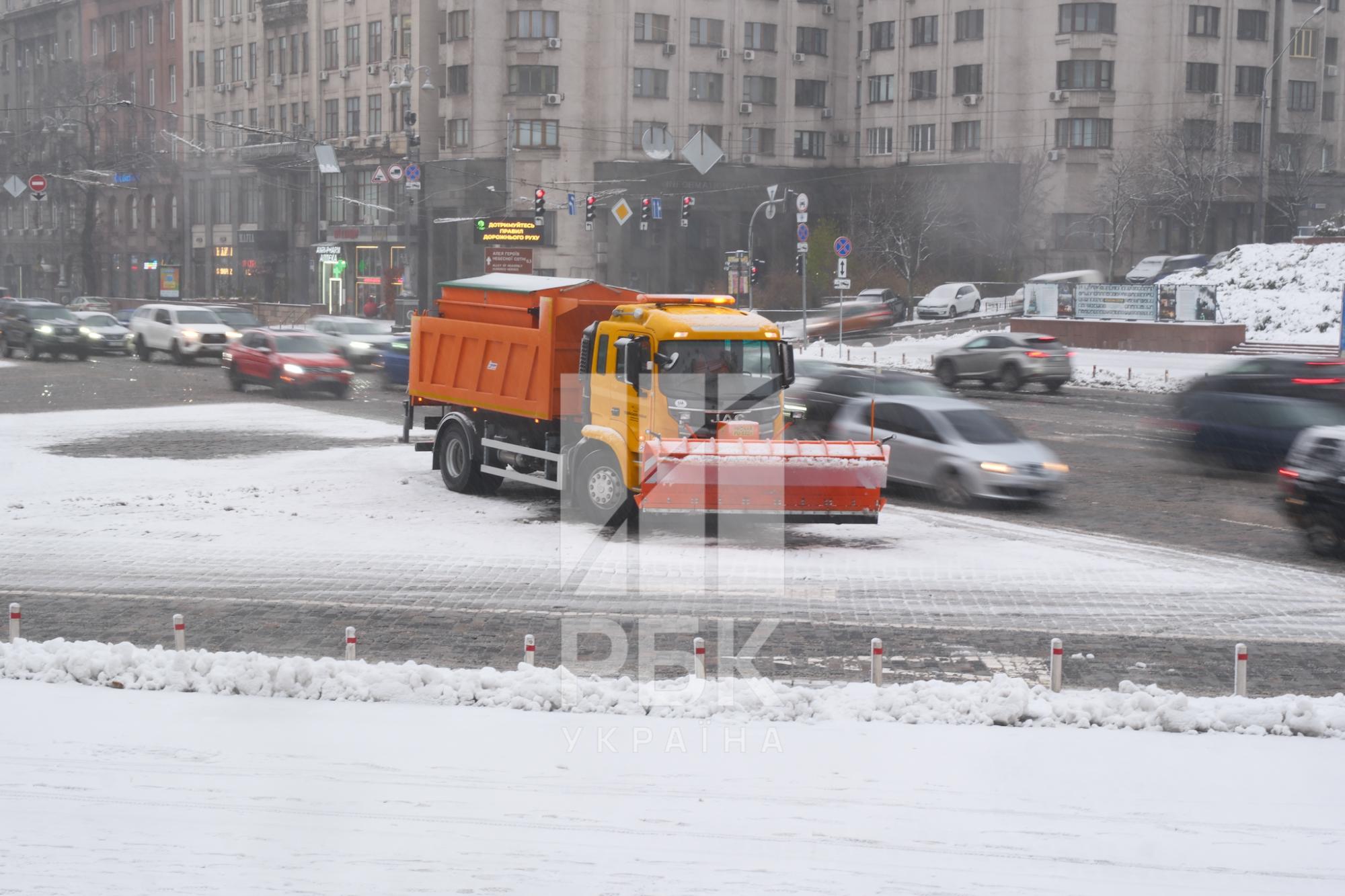 Київ "накрив" снігопад. Що відбувається на дорогах і вулицях міста (фото)